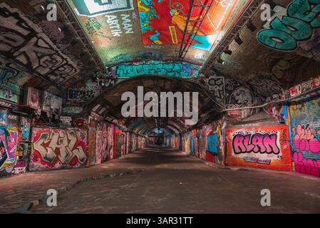 Leake Street Arches Graffiti Tunnel mit lebendiger Street Art in London Stockfoto