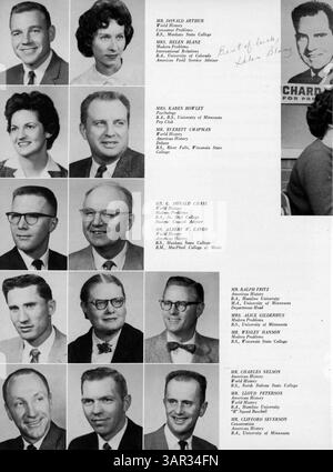 Das Bloomington High School Yearbook 1961, Bear 61, spiegelt die akademischen, athletischen und sozialen Erfahrungen von Schülern, Dozenten und Clubs aus dem Schuljahr 1960-1961 wider. Stockfoto