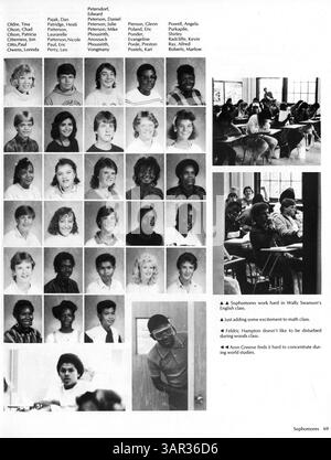 Diese Ausgabe des Visions Yearbook der Patrick Henry High School beleuchtet Schüler, Lehrer, Vereine, Leichtathletik und andere wichtige Ereignisse während des akademischen Jahres 1986-1987 und spiegelt die Aktivitäten der Schulgemeinschaft wider. Stockfoto