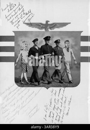 Das North High School Yearbook für 1943 mit dem Titel Polaris fasst das Wesen des Schuljahres 1942-1943 zusammen und dokumentiert die Teilnahme von Schülern und Lehrkräften an akademischen, sportlichen und außerschulischen Aktivitäten mit einem Schwerpunkt auf afroamerikanischen Beiträgen. Stockfoto