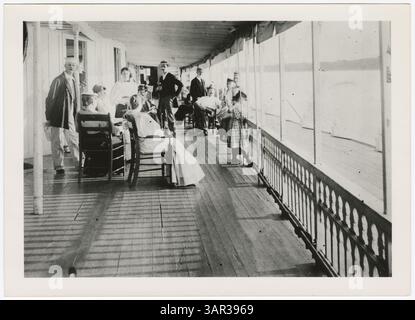 Schwarz-weiß-Foto, das Passagiere an Bord des Dampfschiffes City of St. Louis auf dem Kesseldeck zeigt. Das Bild fängt die soziale Szene und das tägliche Leben an Bord des Bootes während des späten 19. Jahrhunderts ein. Stockfoto