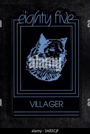 Das Jahrbuch „Eighty Five Villager“ von der St. Anthony Village High School 1985 dokumentiert die Schüler, Lehrer, Vereine, Leichtathletik und bemerkenswerte Ereignisse des Schuljahres 1984-1985. Stockfoto