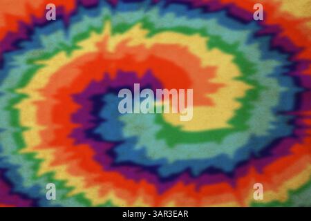 Helles, mit Tie-Dye-Technik gefärbtes Gewebe. Textil mit Wirbeln in Regenbogenfarben Stockfoto