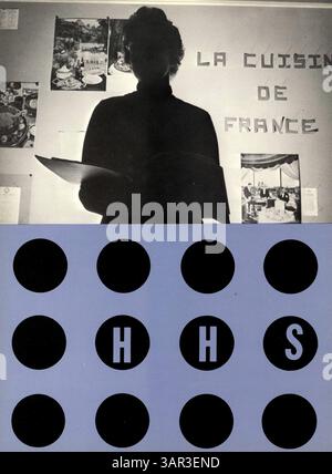 Das Jahrbuch „Warrior“ 1960 der Hopkins High School dokumentiert das Schuljahr 1959-1960 und konzentriert sich auf das Schülerleben, die Leichtathletik, die Lehrkräfte und die Schulvereine. Stockfoto