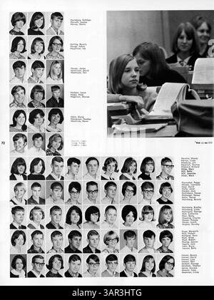 Die Ausgabe 1966 des Roosevelt Yearbook, Sagamore '66, erfasst das Leben der Schüler während des akademischen Jahres 1965-1966 und dokumentiert akademische Leistungen, Schulveranstaltungen, sportliche Leistungen und afroamerikanische Geschichte. Stockfoto