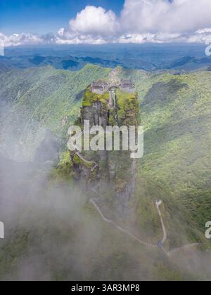 Panoramablick auf den Fanjingshan Berg mit Blick auf den Fanjing Berg und den neuen goldenen Gipfel mit buddhistischem Tempel auf der Spitze in Guizhou China Stockfoto