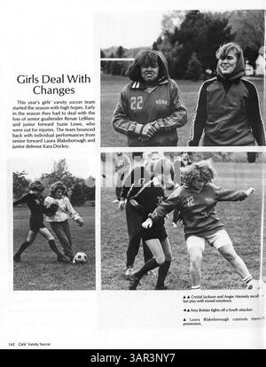 Diese Ausgabe des Jahrbuchs „Visions“ von 1987 an der Patrick Henry High School erfasst die akademischen und außerschulischen Aktivitäten, den Sport und das Leben der Schüler während des Schuljahres 1986-1987. Stockfoto