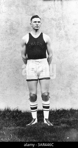 Ein Schwarzweiß-Foto aus dem Jahr 1919 zeigt den Basketballspieler Carter Brandon der University of Oregon, der auf Seite 150 des Oregana Jahrbuchs 1919 zu sehen ist. Stockfoto