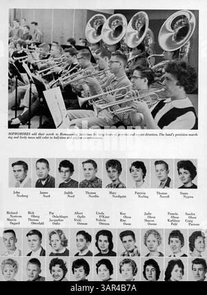 Das Jahrbuch der Bloomington High School für 1961, Bear 61, dokumentiert die Schüler, Lehrer, Sport, Vereine und andere wichtige Ereignisse aus dem Schuljahr 1960-1961. Stockfoto