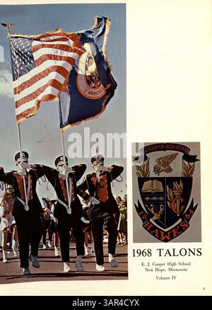 In diesem Jahrbuch der Cooper High School in Robbinsdale, talons 1968, werden die Leistungen von Schülern, Lehrern und Leichtathletik im akademischen Jahr 1967-1968 hervorgehoben. Stockfoto