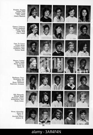 Die 1988 'Anwatin Jr. Das High Yearbook erfasst ein Jahr voller Veranstaltungen, Errungenschaften und Schüleraktivitäten an der Anwatin Junior High School während des akademischen Jahres 1987-1988 und zeigt das Leben der Schüler und die Schulgemeinschaft. Stockfoto