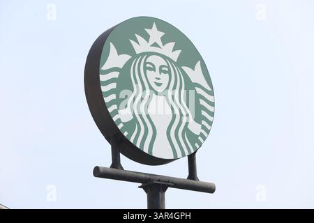 Starbucks Coffee Logo oder Schild auf der Straße Stockfoto