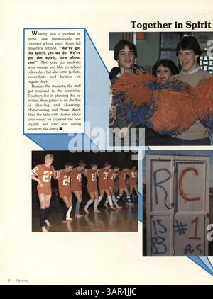 Das Jahrbuch „Talons“ 1983 von der Cooper High School in Robbinsdale bietet eine umfassende Dokumentation des Schuljahres 1982-1983 und beleuchtet das Leben der Schüler, sportliche Leistungen, die Beteiligung der Fakultät und wichtige Veranstaltungen. Stockfoto