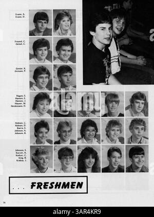 Das Jahrbuch „Eighty Five Villager“ 1985 der St. Anthony Village High School beleuchtet die Veranstaltungen, Vereine, sportlichen Leistungen und Schülerleistungen des Schuljahres von 1984 bis 1985. Stockfoto