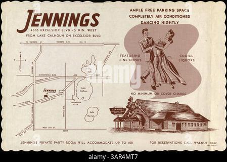 Dieses Menü von Jennings zeigt farbige Illustrationen eines Musketiers, der eine Tasse Bier hält. Es umfasst verschiedene Speisen wie Steaks, Meeresfrüchte und Sandwiches sowie eine Likörliste und eine Karte der G. Heileman Brewing Company. Stockfoto