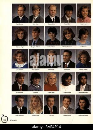 „Wahian“, das Washburn Yearbook von 1988, zeigt Highlights aus dem Schuljahr 1987-1988, wobei der Schwerpunkt auf Schülern, Vereinen, Leichtathletik und wichtigen Veranstaltungen liegt. Stockfoto