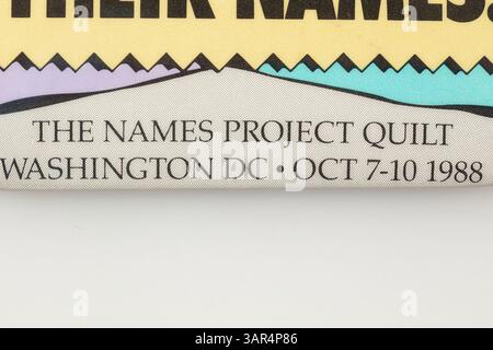 Die 1988er-PIN „Remember their names“ wurde von der NAMES Project Foundation produziert, die dazu beitrug, das Bewusstsein für AIDS zu schärfen. Pat und Mayer Levy, Schlüsselfiguren des LGBT-Aktivismus von St. Louis, besaßen die Pin. Stockfoto