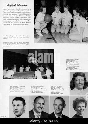 Das Jahrbuch 1961 Bear 61 der Bloomington High School dokumentiert das Schuljahr durch Porträts von Schülern, Lehrkräften, Leichtathletik, Clubs und bemerkenswerten Ereignissen von 1960 bis 1961. Stockfoto