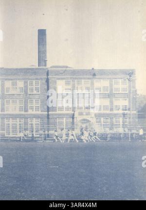 Das Jahrbuch „Edison Wizard 77“ von der Edison High School 1977 dokumentiert das Schuljahr 1976-1977 und hebt Schüler, Lehrer, Vereine, Leichtathletik, und afroamerikanische Geschichte. Stockfoto