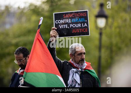 Paris, Frankreich. April 2025. Ein Demonstrant hält während der Demonstration der Journalisten ein Plakat mit der Aufschrift "Sanktionen gegen Israel". Hunderte von Menschen demonstrierten vor dem Place de Bastille in Paris in einem Appell der Journalisten-Gewerkschaften, den rund 200 Journalisten, die seit Oktober 2023 von israelischen Truppen in Gaza getötet wurden, Anerkennung zu zollen. (Foto: Telmo Pinto/SOPA Images/SIPA USA) Credit: SIPA USA/Alamy Live News Stockfoto