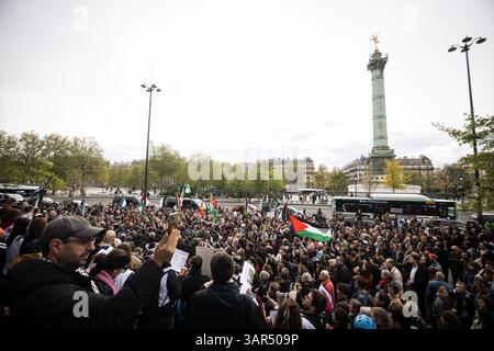 Paris, Frankreich. April 2025. Dutzende Journalisten zollen ihren Berufskollegen, die während der Kundgebung in Gaza getötet wurden, Anerkennung. Hunderte von Menschen demonstrierten vor dem Place de Bastille in Paris in einem Appell der Journalisten-Gewerkschaften, den rund 200 Journalisten, die seit Oktober 2023 von israelischen Truppen in Gaza getötet wurden, Anerkennung zu zollen. (Foto: Telmo Pinto/SOPA Images/SIPA USA) Credit: SIPA USA/Alamy Live News Stockfoto