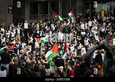 Paris, Frankreich. April 2025. Dutzende Journalisten zollen ihren Berufskollegen, die während der Kundgebung in Gaza getötet wurden, Anerkennung. Hunderte von Menschen demonstrierten vor dem Place de Bastille in Paris in einem Appell der Journalisten-Gewerkschaften, den rund 200 Journalisten, die seit Oktober 2023 von israelischen Truppen in Gaza getötet wurden, Anerkennung zu zollen. (Foto: Telmo Pinto/SOPA Images/SIPA USA) Credit: SIPA USA/Alamy Live News Stockfoto