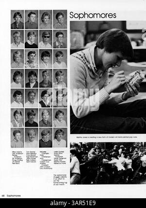 Das Breck Yearbook 1983-1984, Breck Mustang, fängt das Wesen des Schülerlebens, der Leichtathletik, der Vereine und der akademischen Leistungen der Breck School ein und reflektiert die denkwürdigen Ereignisse des Schuljahres 1983-1984. Stockfoto
