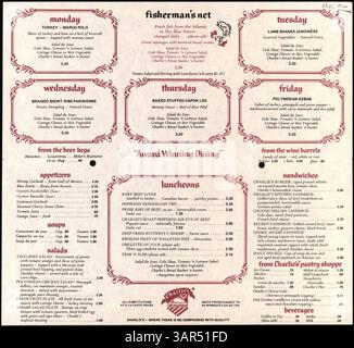 Dieses Menü aus dem Jahr 1974 von Charlie's Cafe Exceptionale verfügt über eine zweifach gefaltete Beilage, die auf rosafarbenem Papier in Rot und Schwarz gedruckt ist. Es enthält tägliche Mittagsspezialitäten, Cocktails, Vorspeisen, Suppen, Salate, Hauptgerichte, Sandwiches, Desserts und Getränke. Auf der Speisekarte stehen das Fisherman’s Net Special, flammende Desserts und eine Auswahl an Getränken, darunter Bier und Wein. Das Menü ist ab dem 1. Mai 1974 erhältlich. Stockfoto