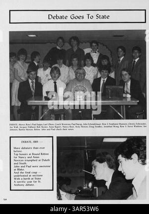 Dieses Jahrbuch der St. Anthony Village High School mit dem Titel „Eighty Five Villager“ fasst das Leben der Schüler, die Leichtathletik, die Clubs und die Lehrkräfte für das Schuljahr 1984-1985 zusammen. Stockfoto