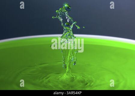 Ein kräftiger Spritzer grüner Flüssigkeit mit auffälligen Wasserskulpturen, Wassertröpfchen, Kollisionen, Hochgeschwindigkeitsfotografie, Konzept Stockfoto