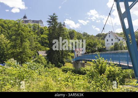 Schloss Rochsburg und Hängebrücke über die Zwickauer Mulde, Lunzenau, Sachsen, Deutschland, Europa Stockfoto