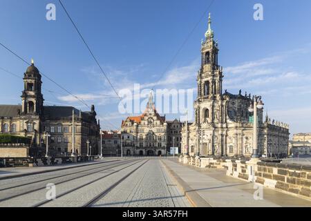 Blick von der Augustusbrücke auf den Schlossplatz mit Staendehaus, Georgstor und Hofkirche, Dresden, Sachsen, Deutschland, Europa Stockfoto