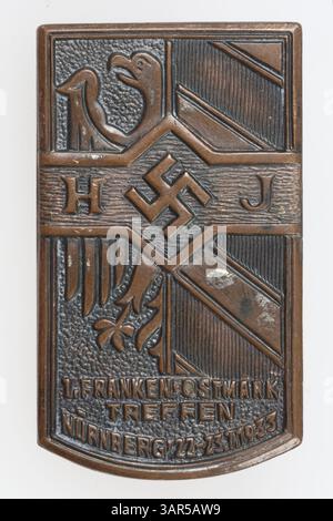 Ein zweites Hitlerjugendabzeichen vom ersten Frankenostmark-Treffen in Nürnberg, Juli 1933, das Winfred Kenner während seines Dienstes im Zweiten Weltkrieg gesammelt hatte. Stockfoto