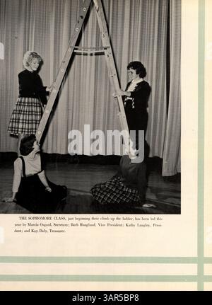 Das Jahrbuch „Bear 61“ der Bloomington High School dokumentiert das akademische Jahr 1960-1961 mit Studenten, Lehrkräften, Clubs, Leichtathletik, und andere Schulveranstaltungen, die das Wesen der Schulgemeinschaft einfangen. Stockfoto