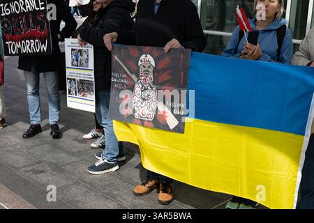 Ukrainischer Protest vor Canada Place am 14. April 2025 Stockfoto