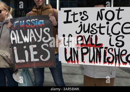 Ukrainischer Protest vor Canada Place am 14. April 2025 Stockfoto