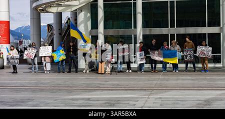 Ukrainischer Protest vor Canada Place am 14. April 2025 Stockfoto