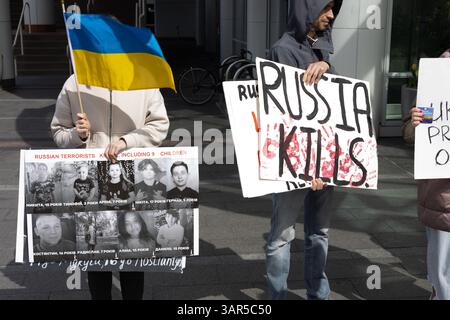 Ukrainischer Protest vor Canada Place am 14. April 2025 Stockfoto