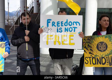 Ukrainischer Protest vor Canada Place am 14. April 2025 Stockfoto