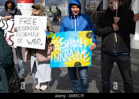 Ukrainischer Protest vor Canada Place am 14. April 2025 Stockfoto