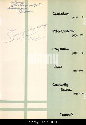 Das diesjährige Bloomington High Yearbook, Bear 61, behandelt die Höhepunkte des Schuljahres 1960-1961, darunter das Leben der Schüler, Lehrer, Sportveranstaltungen und verschiedene Clubs. Sie bietet einen umfassenden Überblick über die Schulkultur und die Aktivitäten aus dieser Zeit. Stockfoto