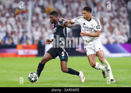Thomas Partey vom Arsenal FC und Jude Bellingham von Real Madrid während der UEFA Champions League, Viertelfinale, 2. Legs-Fußballspiel zwischen Real Madrid CF und Arsenal FC am 16. April 2025 im Santiago Bernabeu Stadion in Madrid Stockfoto