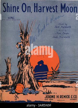 „Shine on, Harvest Moon“ zeigt ein rückseitiges Cover mit einem ganzseitigen Musikauszug aus „auf Wiedersehn“ von Abner Greenberg. Das Cover scheint von Fred L. Olson in blauer Tinte signiert zu sein. Stockfoto