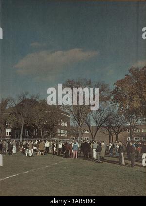 Die Ausgabe 1966 des Jahrbuchs der Minnehaha Academy Antler zeigt das Schuljahr 1965-1966 und dokumentiert Veranstaltungen, Sportteams, akademische Leistungen, Studentenorganisationen, und Beiträge der Fakultät. Stockfoto