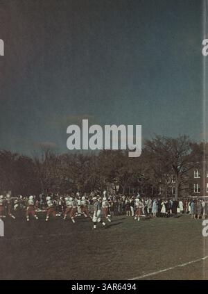 Das Jahresbuch 1966 Antler der Minnehaha Academy spiegelt die akademischen, athletischen und außerschulischen Höhepunkte des Schuljahres wider und zeigt das Leben der Schüler und die Rolle der Fakultät und Clubs in den Jahren 1965 bis 1966. Stockfoto