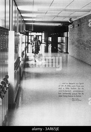 Das Jahrbuch der Wayzata High School 1969, Wayako 69, bietet einen umfassenden Überblick über Schüler, Lehrer, Sport, Vereine und bemerkenswerte Veranstaltungen aus dem Schuljahr 1968-1969 und bietet Einblicke in das Schülerleben und die Schulgemeinschaft. Stockfoto
