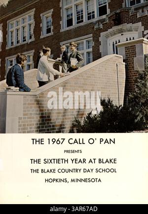 Die 1967 erschienene Ausgabe des Jahrbuchs Call O' Pan der Blake School enthält eine Aufzeichnung der wichtigsten Veranstaltungen, Vereine, Sportarten, Schülerleistungen und Höhepunkte der Fakultät aus dem akademischen Jahr 1966-1967. Stockfoto