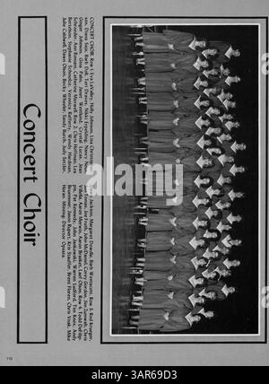 In diesem Jahrbuch „Eighty Five Villager“ von der St. Anthony Village High School für 1985 werden Schüleraktivitäten, Leichtathletik, Lehrkräfte und wichtige Veranstaltungen aus dem Schuljahr 1984-1985 vorgestellt. Stockfoto