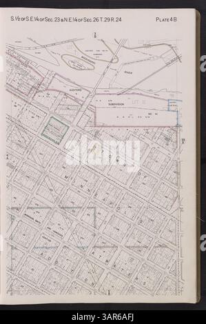 Der Atlas von Minneapolis 1940 bietet eine detaillierte Zusammenstellung von Grundstückserhebungen, Plats und städtischer Infrastruktur, einschließlich Eisenbahnstrecken, Straßenbahnlinien, Parks und Versorgungsunternehmen in Minneapolis, Minnesota. Stockfoto