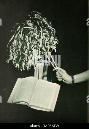 Dieses Jahrbuch der Minnehaha Academy, die Antler 1960 Ausgabe, beschreibt das akademische Jahr, die Erfahrungen der Schüler und die Ereignisse des Schuljahres 1959-1960. Stockfoto